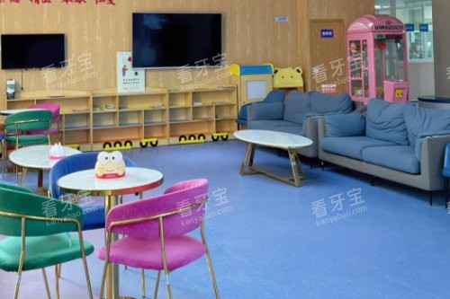 山东烟台胶东半岛口腔医院候诊区 山东烟台胶东半岛口腔医院候诊区